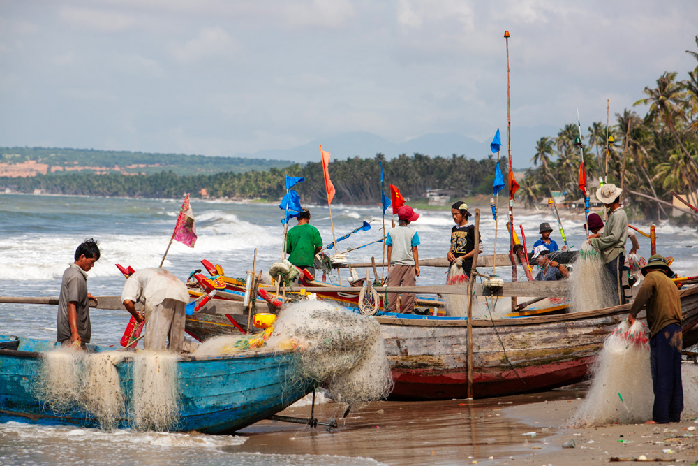 Rondreis Vietnam, jongeren, backpacken, Vissersbootjes in Mui Ne
