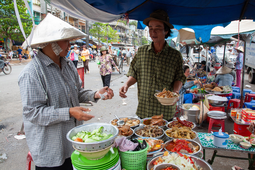 Rondreis Vietnam, jongeren, backpacken, Eten kopen bij een van de vele straatstalletjes