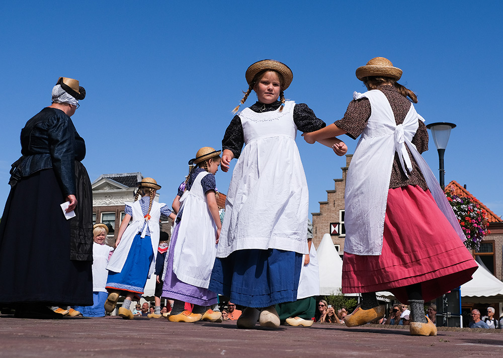 West-Friese Folkloredagen in Schagen, kinderen laten dansen uit hun stad zien