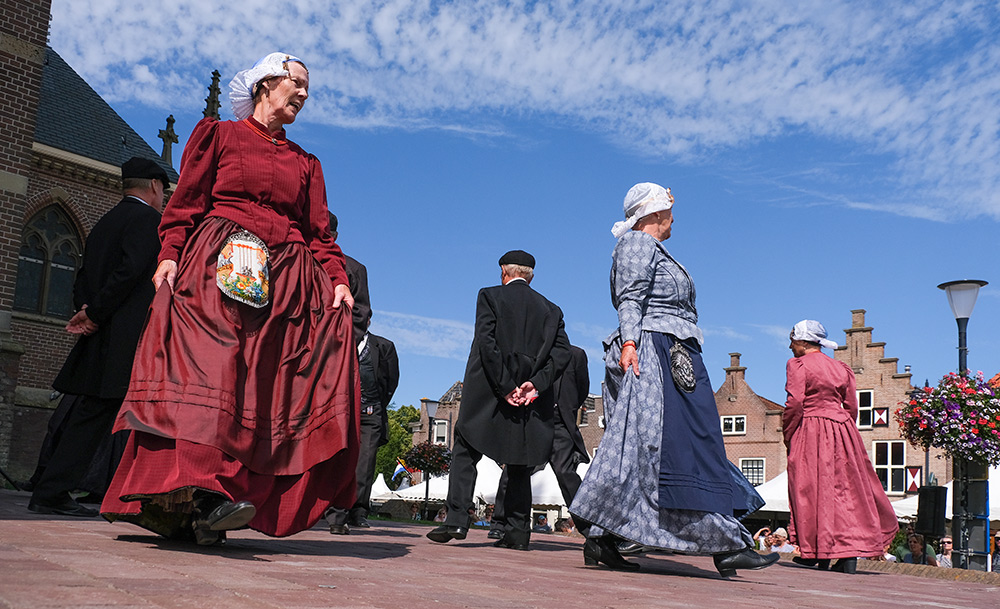 West-Friese Folkloredagen in Schagen, dansen voor de kerk