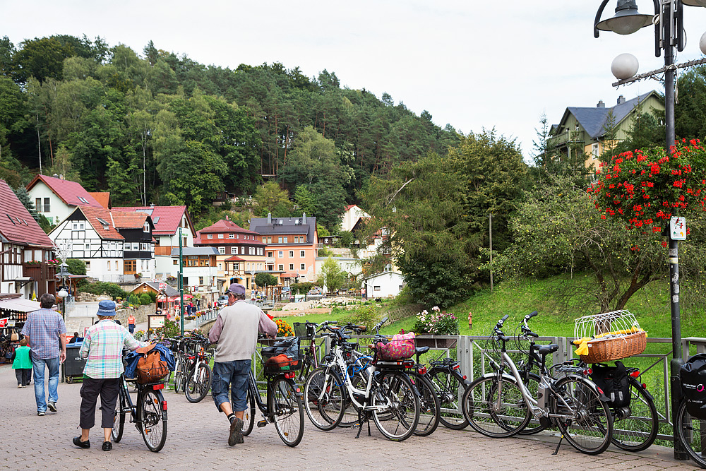 Fietsen in de bergen: Goed remmen, en dan even afstappen om een stadje te bezichtigen